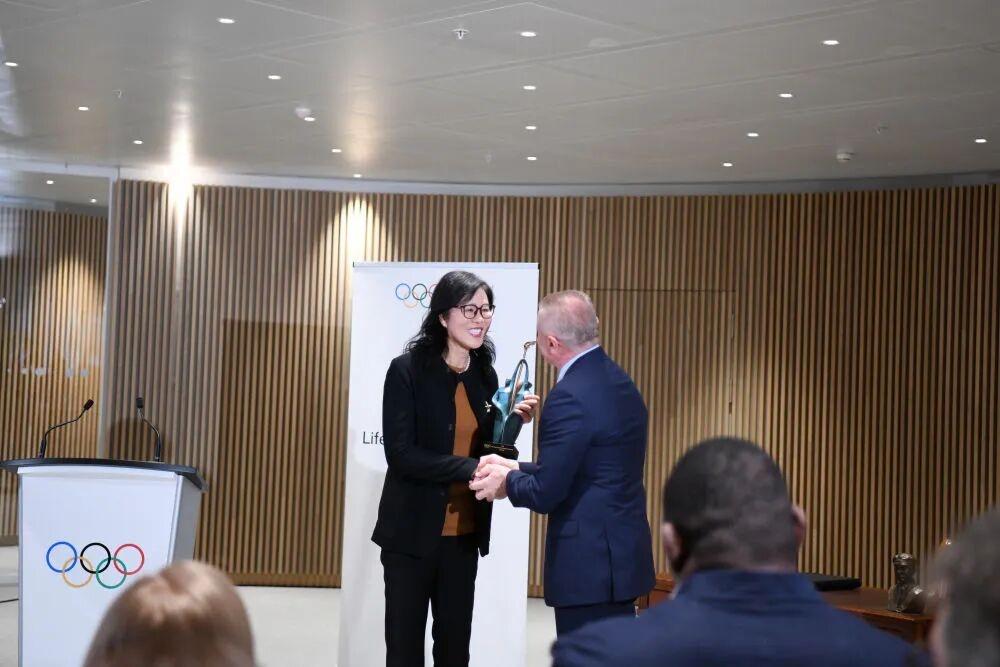 郎平荣膺终身成就奖！传奇执教生涯铸就女排精神丰碑当“铁榔头”郎平接过终身成就