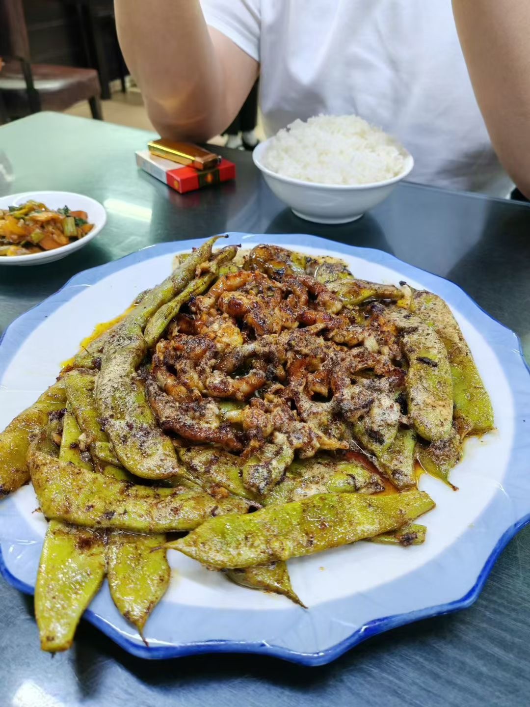 朋友给我发的老家的菜，这看照片我都能感觉到，太tm香啦。这里面有你们不认识的菜不