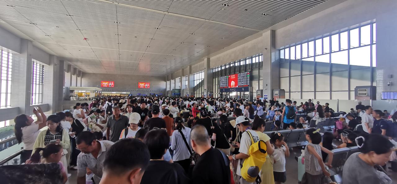 昨天，在秦皇岛完成公务后，我从秦皇岛火车站搭乘高铁返程。好家伙，车站里那场面，真