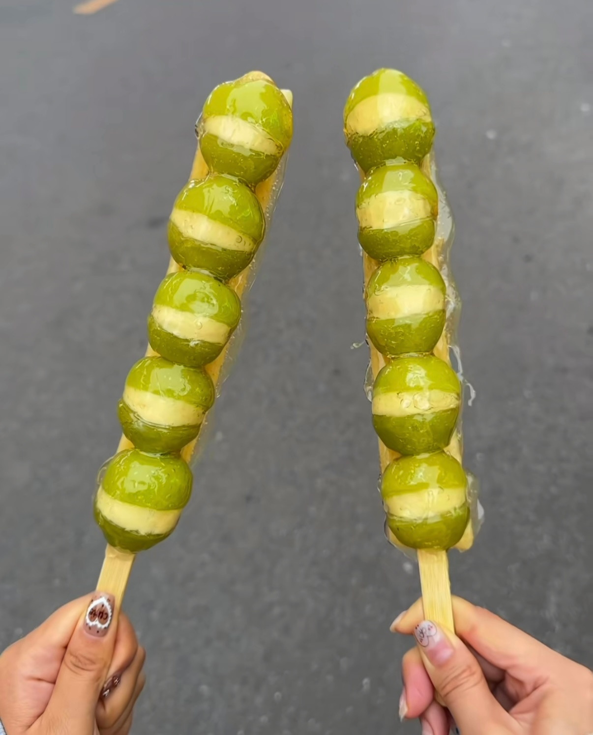 你们吃过这个奶皮子糖葫芦吗？最近好火啊，刷短视频总推给我本来没啥想吃的念头但总推