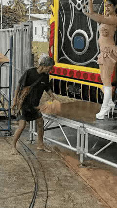 都是为了工作，大家都不容易啊。