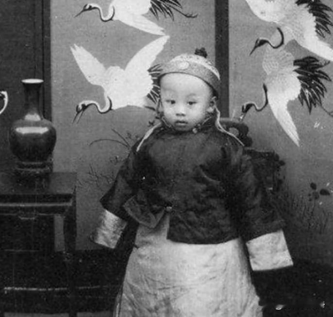 溥仪从小有个"坏习惯"，奶娘羞于启齿，宫女太监也不得不回避。1906年，溥仪