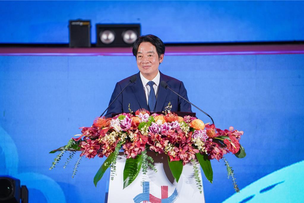 民进党主席赖清德14日到台中探访百岁人瑞，随后邀集台中市地方党公职中午召开「便当