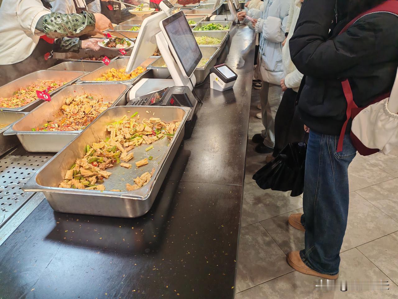 突然发现：南华大学雨母校区三省园食堂的饭菜特别贵。一个韭菜鸡蛋要5块钱，我不知