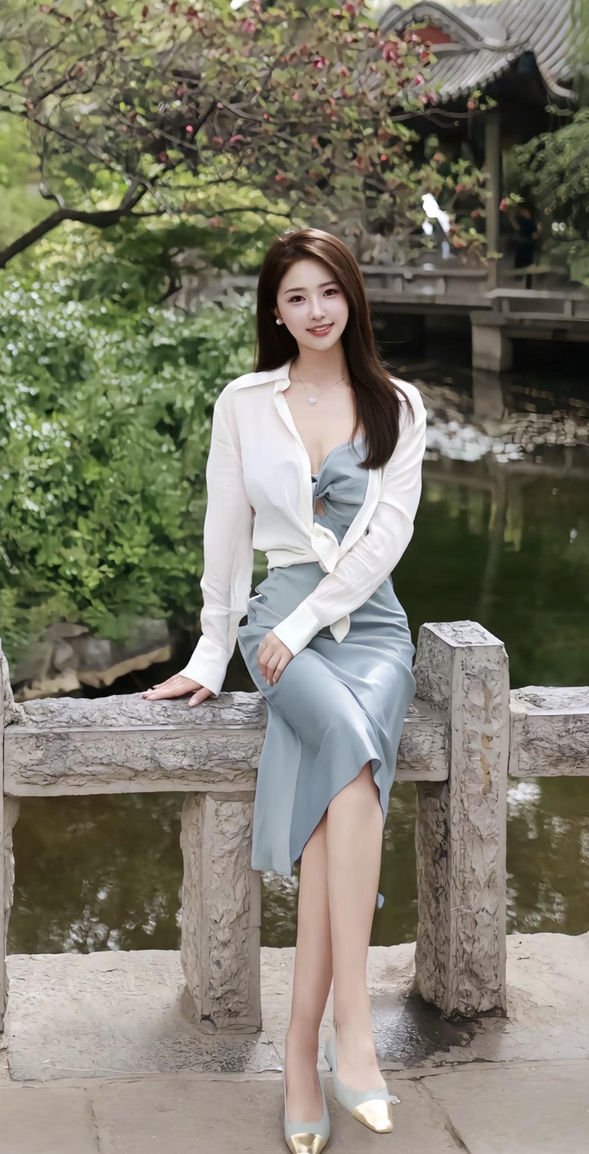 优雅漫步在江南水乡，浅蓝裙摆随风飘逸。🌸👗💃