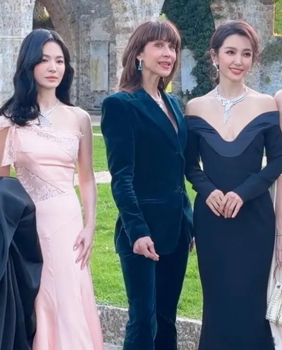 李冰冰和宋慧乔同框比心，我终于懂了什么叫“美人在骨不在皮”！巴黎尚美高珠展上，中