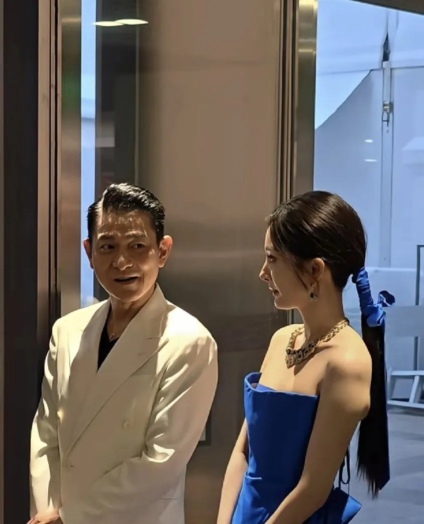 哈哈哈哈，刘德华跟杨幂站一起也紧张啊，像初出茅庐的小伙子，小表情很生动，感