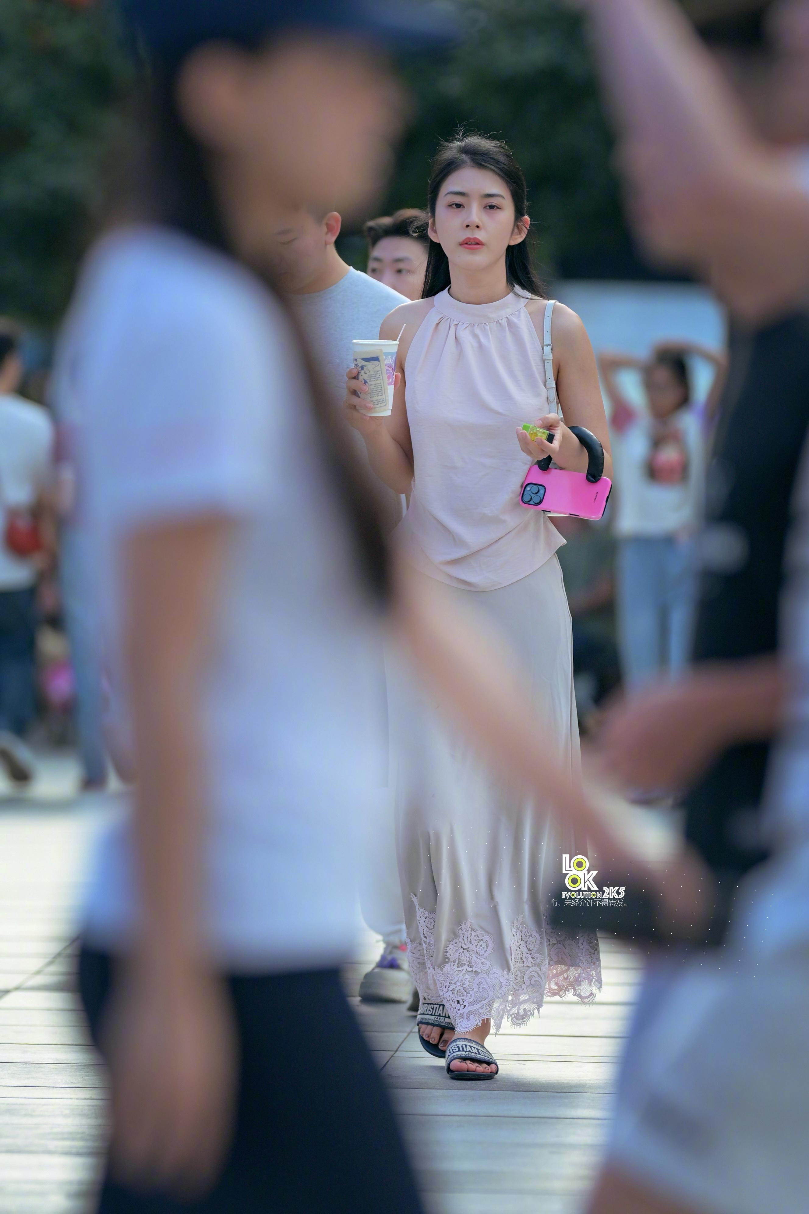 在缝隙中看到一个好看的小姐姐​​​