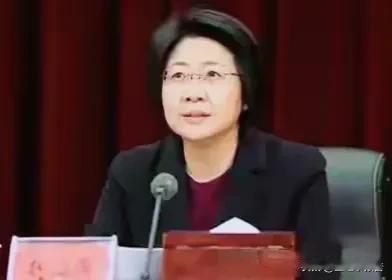 河南三门峡嘉亿生活广场，看似普通的一座商业广场，背后却有过一段鲜为人知的政商往事