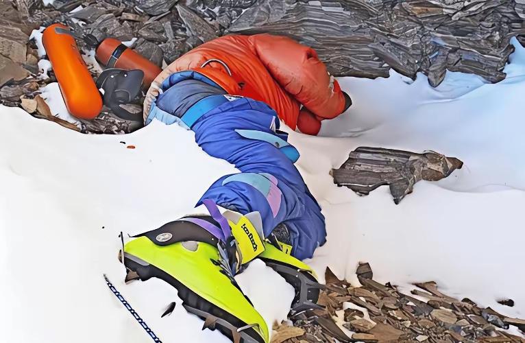 ​在攀登珠穆朗玛峰的时候，一路上除了看到的是无限雪景之外，但是在其过程中看到的是