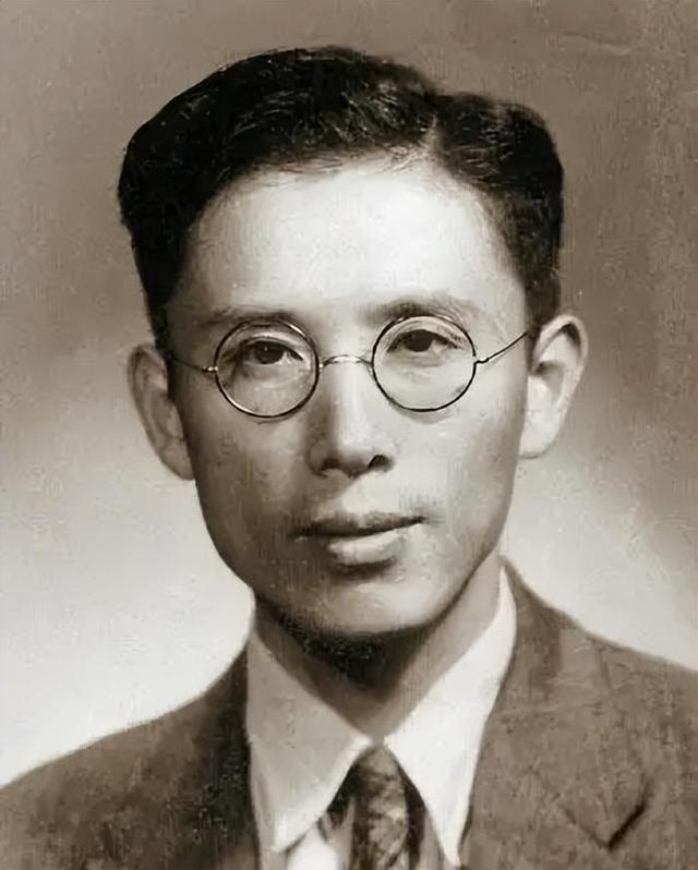 1993年，91岁的前北大校长周培源晨练回家后，对着妻子说：“我爱你！”妻子回看