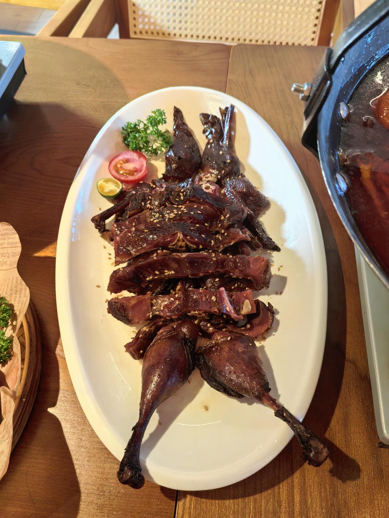 2025年的最后一缕烟火，终于在我的灶台边缓缓落下。这一年，我握着炒勺与锅