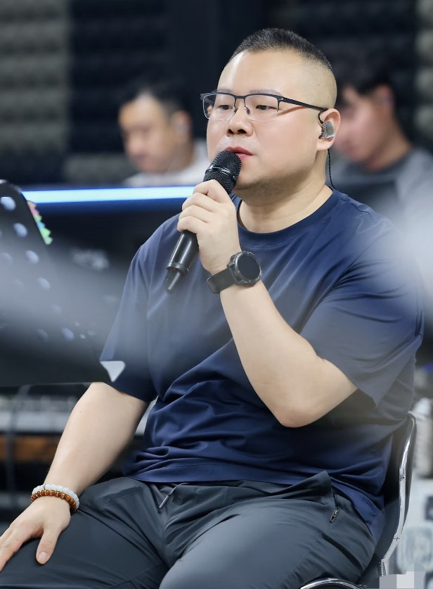 一觉醒来岳云鹏成为全网最大的笑话了吧不是他要开演唱会，也不是他又胖了，而是他