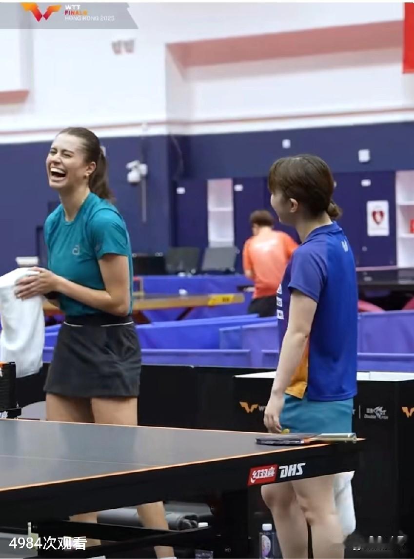 大藤沙月赛前找高桥·布鲁娜练球。大藤沙月性格也很开朗，刚来香港的时候和莎莎聊的