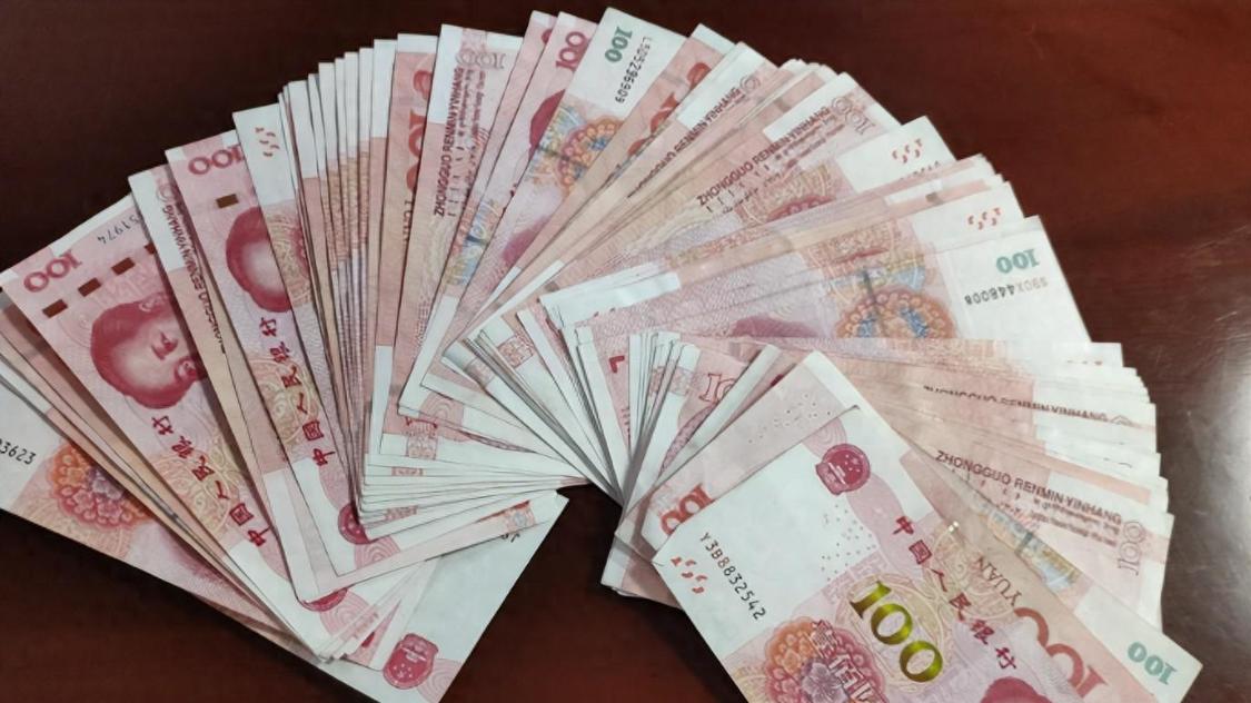 银行员工提醒:2025年起,家里常备5万元现金,理由很现实!