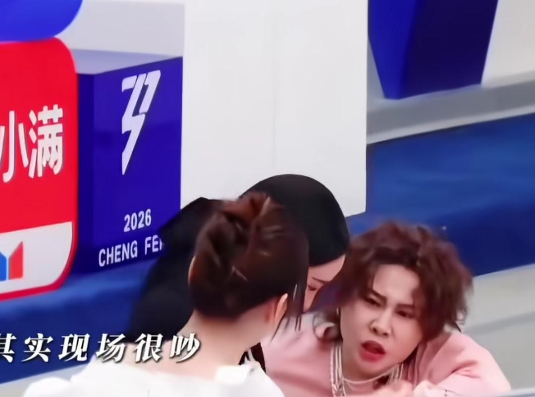 王濛吐槽浪姐现场很吵，跟菜市场一样，王濛：“其实现场很吵，看着像菜市场。”李小冉