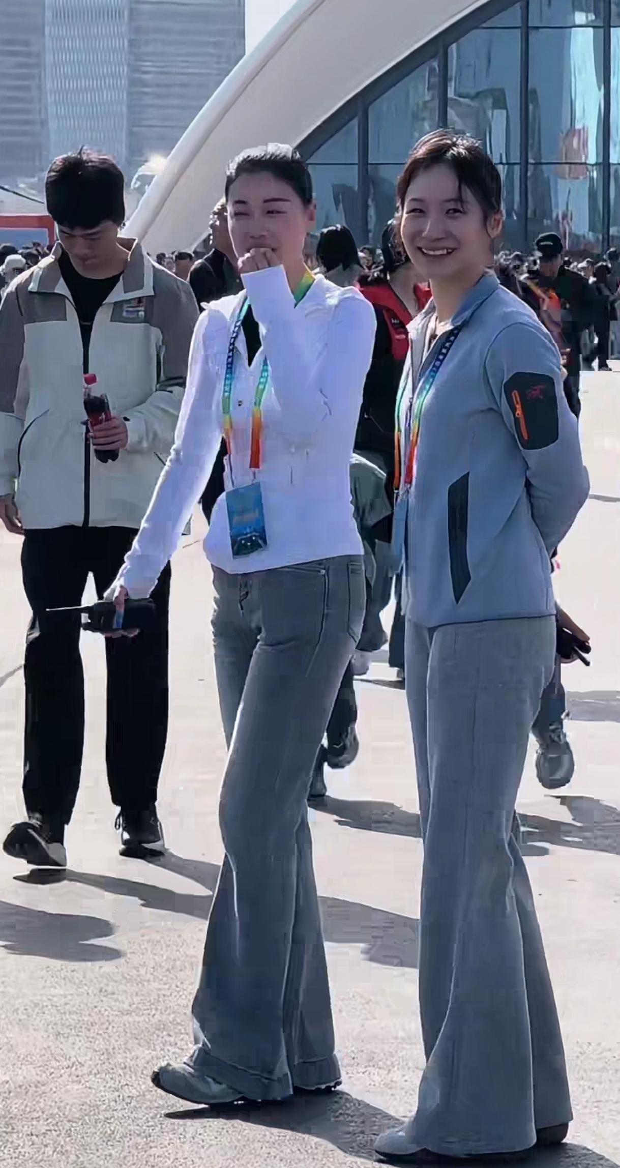 两位女海军忽然穿便衣怎么感觉更漂亮，认出来了，始祖鸟抓绒。两个大长腿真美，最好的