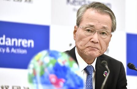 日本经济界一把手在记者会上气到破防，花费了半年时间，从“遗憾”到“极其遗憾”。