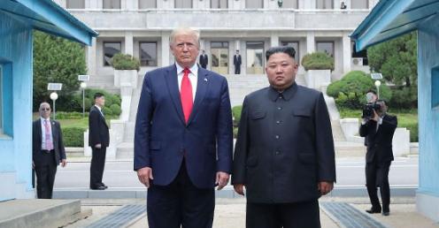 8月16日，事关朝鲜！特朗普发布重磅消息特朗普在社交媒体上发了一张照片，20