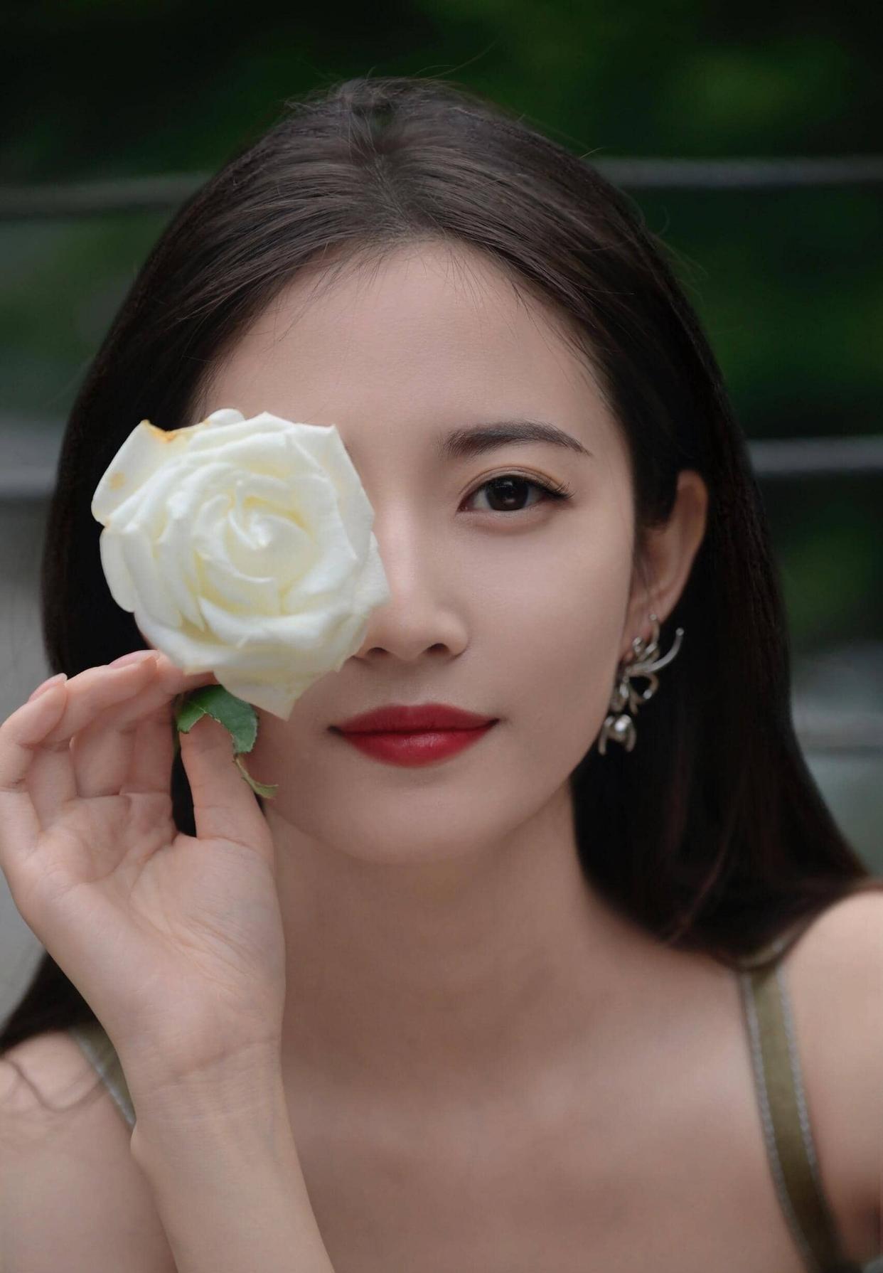 陈钰琪化身吊带裙鲜花少女，美得让人挪不开眼！