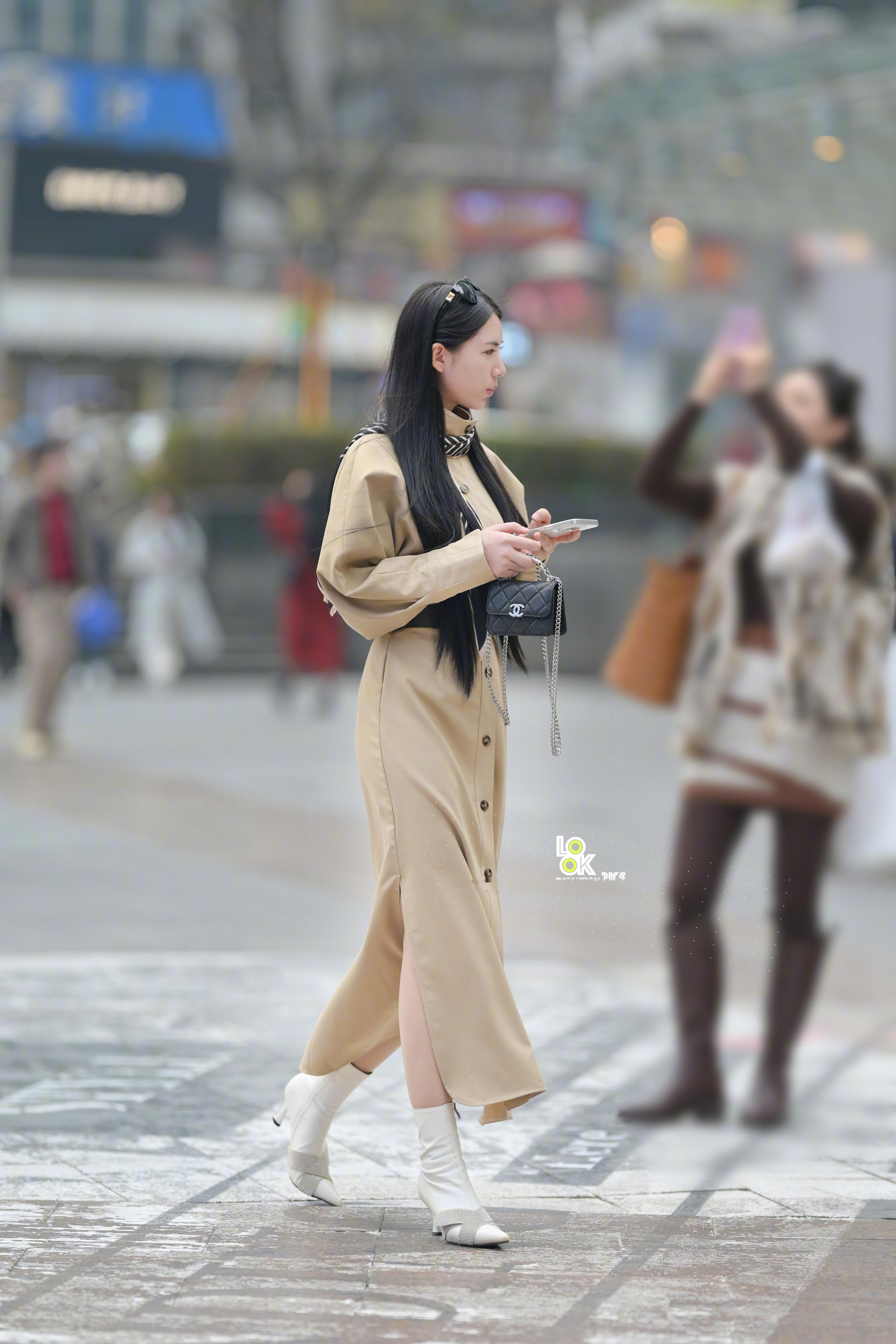 靴子好漂亮啊！搭配裸色系连衣裙无敌了