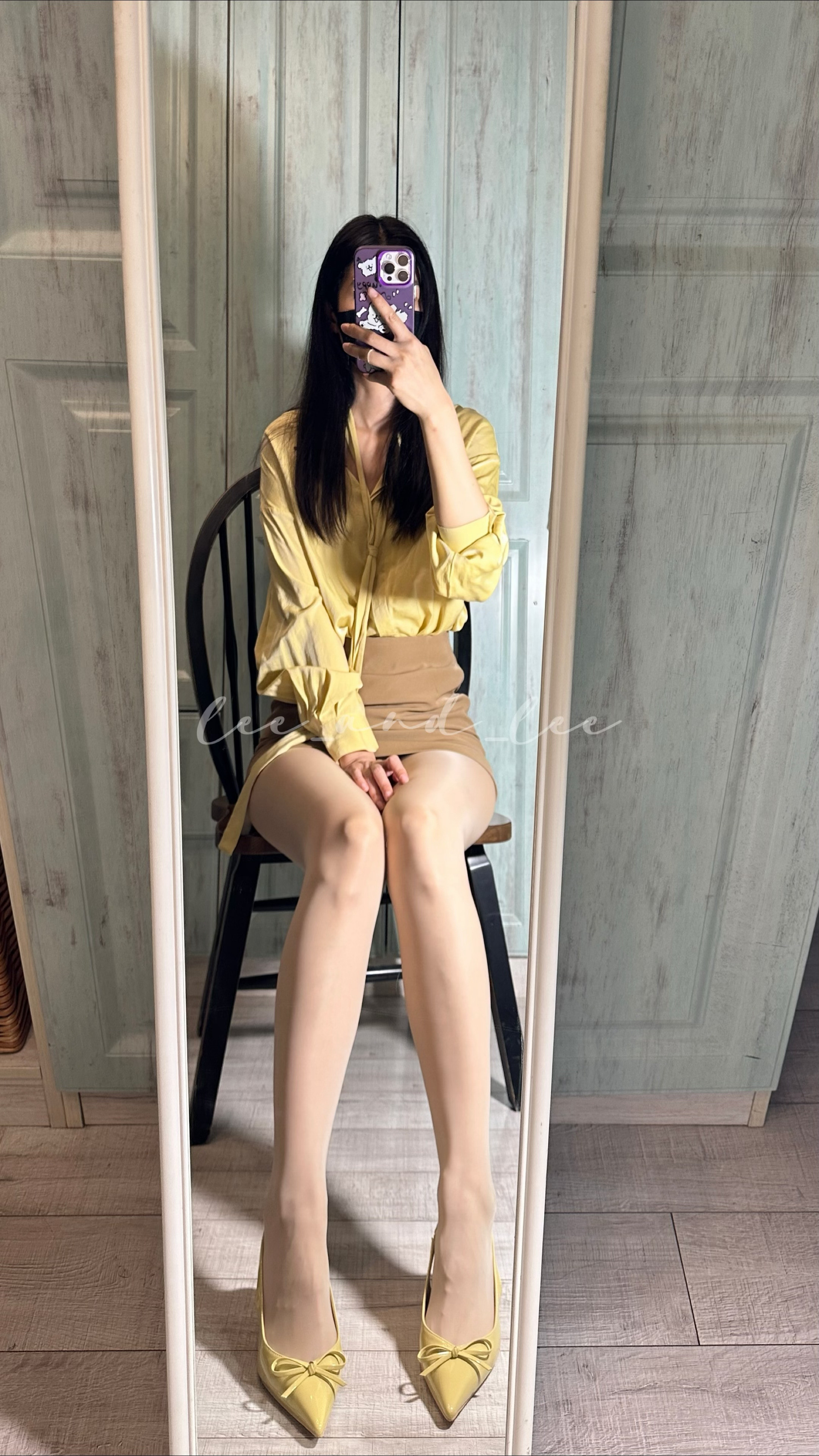 今天是温柔挂的黄棕配色~缎面衬衫的光泽感好戳人，同色系飘带和鞋子悄悄呼应，浅色系