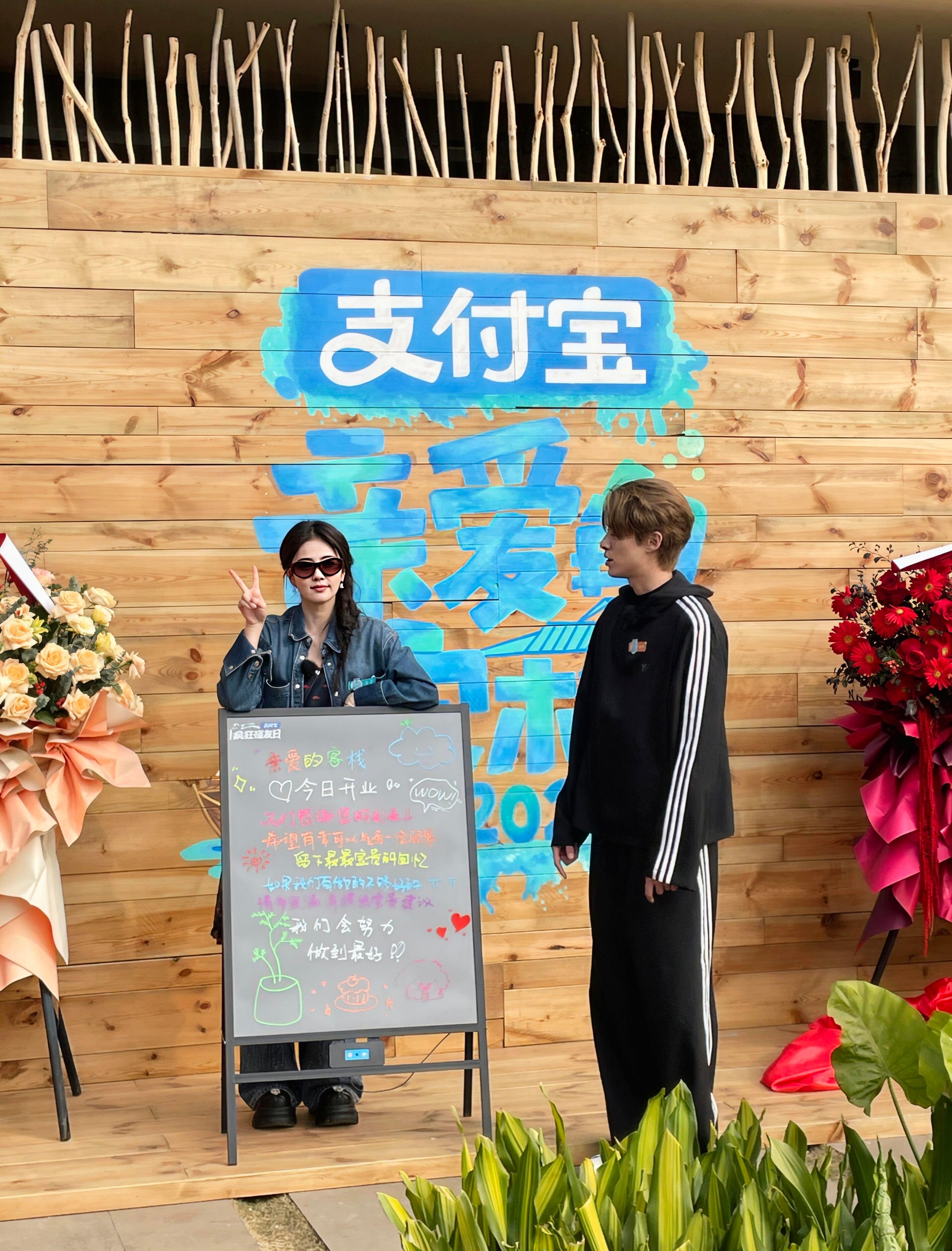 白鹿做黑板报是专业选手吧白鹿做的黑板报超级漂亮！果然我们白梦妍做什么都能做得很好