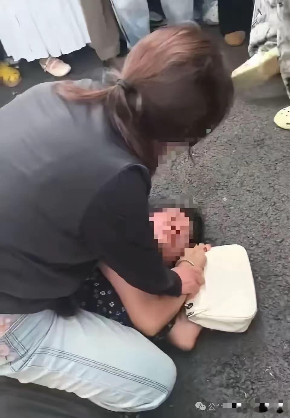 女子街头遭殴打扒裤，暴力突破底线，这早已不是普通打架。几名人员围堵一名女子，持续