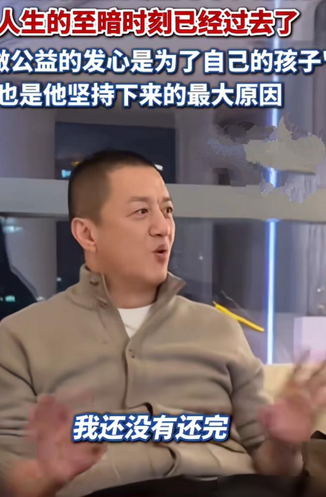 李亚鹏坐在李国庆对面，苦笑着承认债还没还清。更狠的是，房东要把他亲手盖的医院扫地