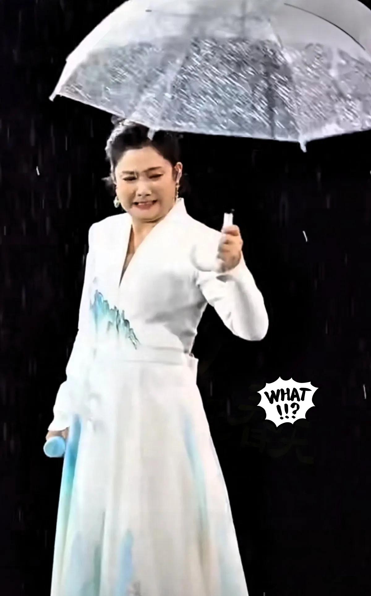 笑死，曾毅现在是真敢玩，演唱会直接放飞自我了！舞台上突然耍帅把伞一扔，给旁边的