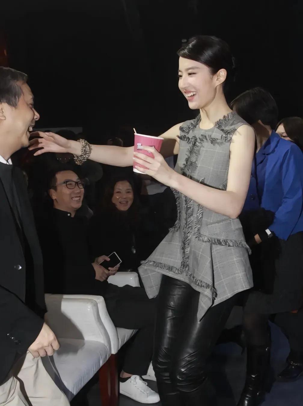刘亦菲也有“闯祸”时刻！活动上想和导演拥抱，一个不小心，咖啡全洒导演外套上。导演