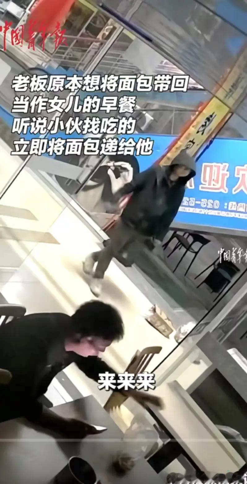 “这个餐馆老板必须让他火！”江苏南京的一家不起眼的小餐馆，发生了一件让人心头一暖