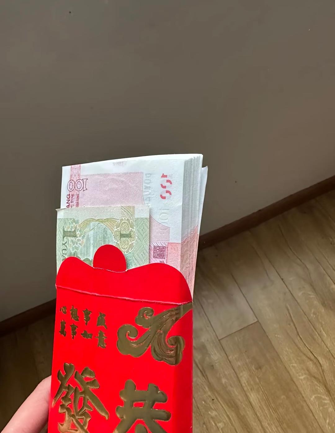 女儿处了一年多的对象，上周第一次去男方家见家长，我提前帮她挑了茶叶和保健品当伴手