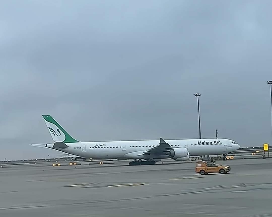 我给在伊朗打工的一个远房老乡打电话，我问他现在那边咋样了，他声音沙哑对我说，