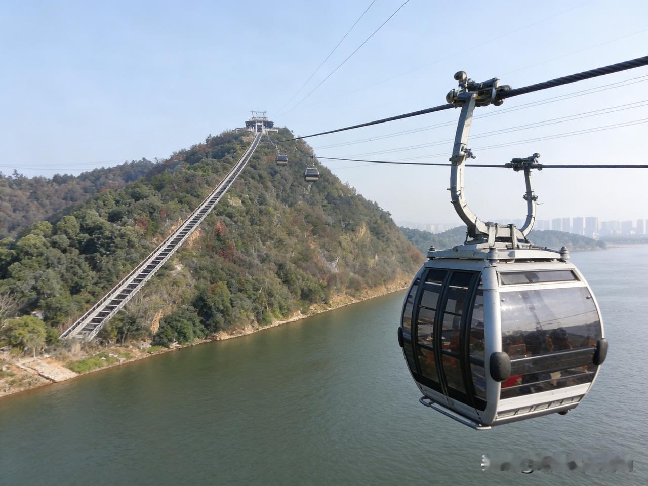 昭山处于长株潭绿心位置，且周边都是以文旅作为发展方向。湘潭仰天湖现在已建成水上乐