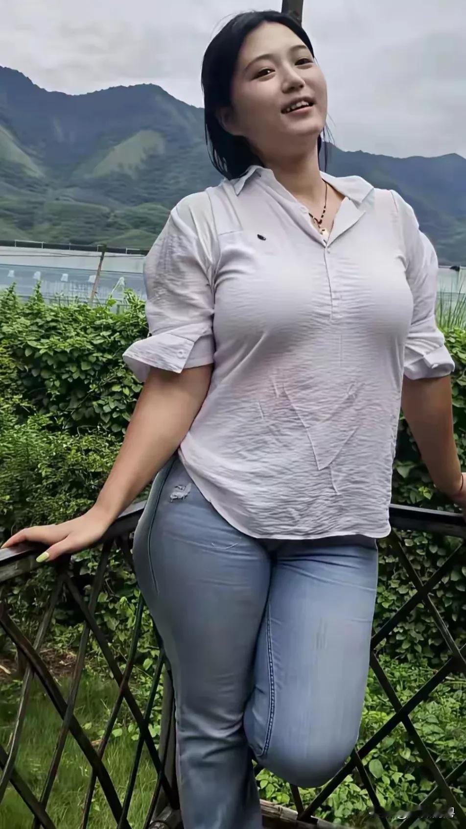 夏日周末出游，白色衬衫配牛仔裤简直是yyds！经典白衬衫，把袖子随性挽起，透气又