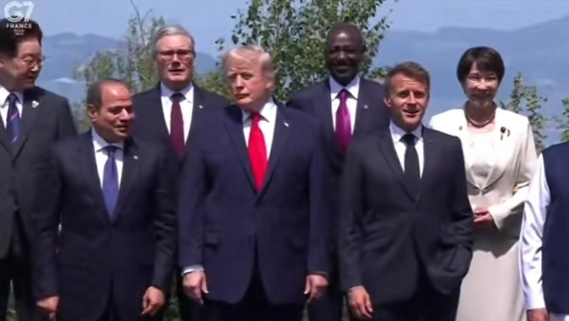 G7全家福！美国总统特朗普一如既往的成为最大关注对象，其他人除了陪笑还是陪笑。