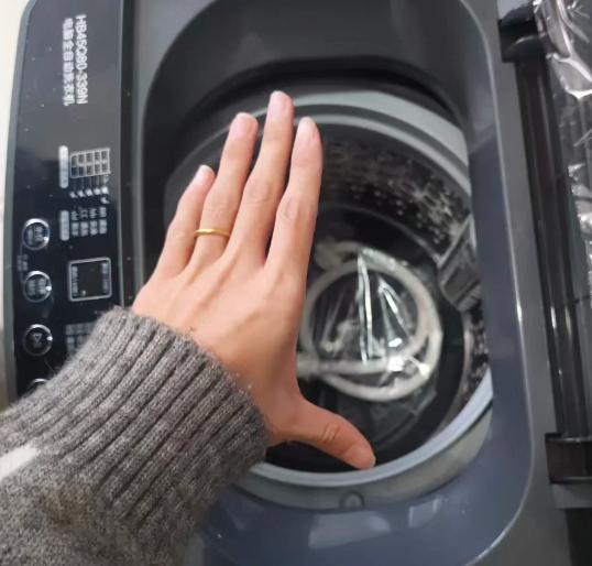 邻居小李前几天跟我吐槽：新买的8公斤洗衣机，塞了两条厚浴巾就满了，说好的8公斤呢