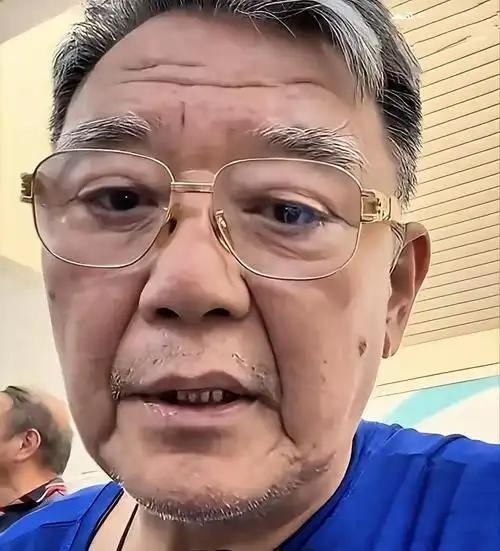 73岁的李立群喝高了，在直播间里连连叹气。三个孩子，居然没一个成家的。大儿子44
