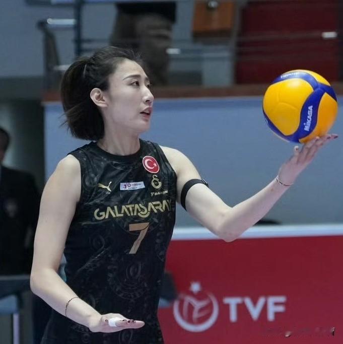 王媛媛化浓妆“首秀”欧洲联赛拿下12分。8个拦网1个发球，另外10扣3中0失误被