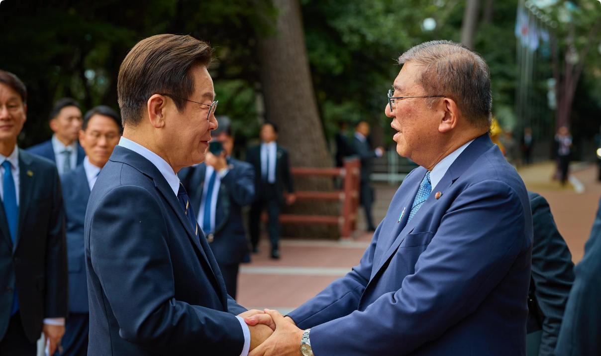 李在明近况照片：会见日本首相石破茂，亲切握手。时间是9月30日。地点：釜山A