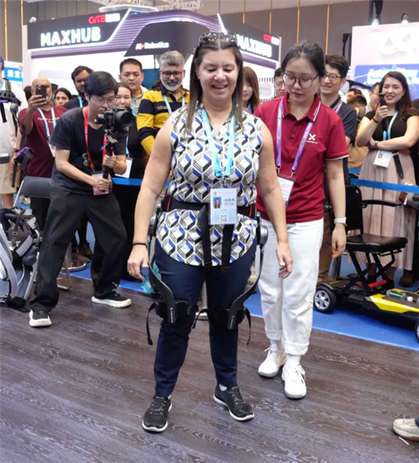 【中国机器人帮外国友人重新站立行走】据媒体报道，第139届广交会上，一位外籍残障