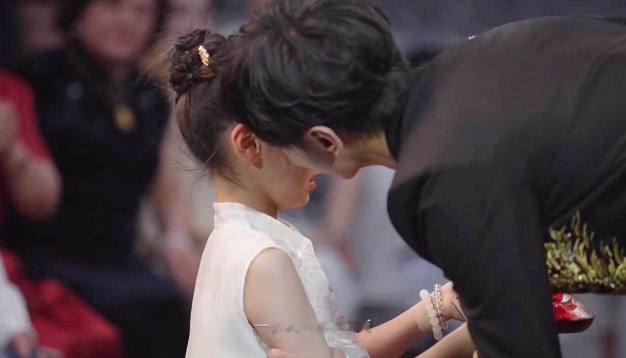 张维伊没有亲小酒窝婚庆公司新更婚礼视频，原来他是在和小酒窝说悄悄话，小酒窝侧脸