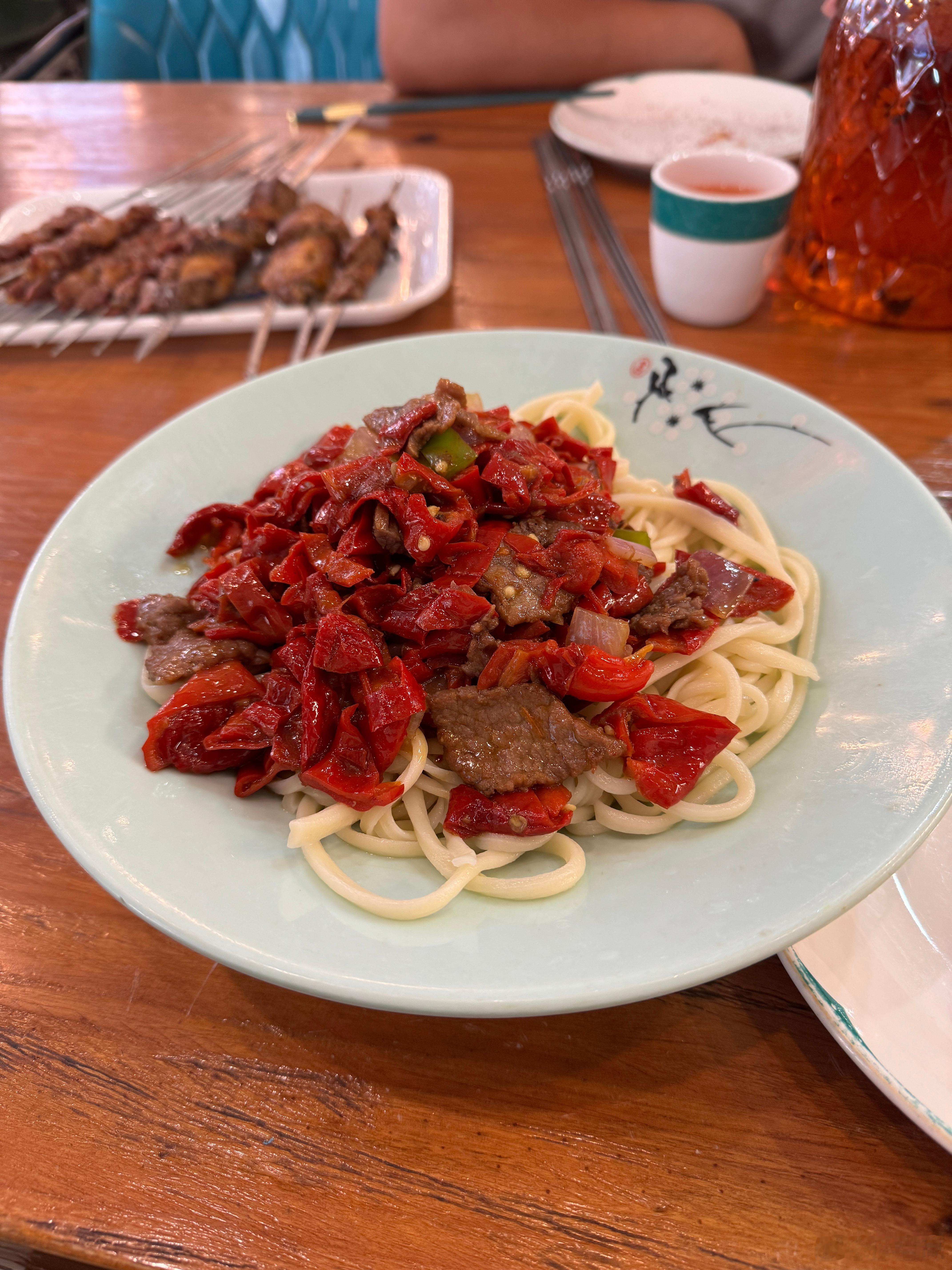 这一大碗过油肉面吃下去，午休时间起码要多睡一个小时了[捂脸哭]​​​