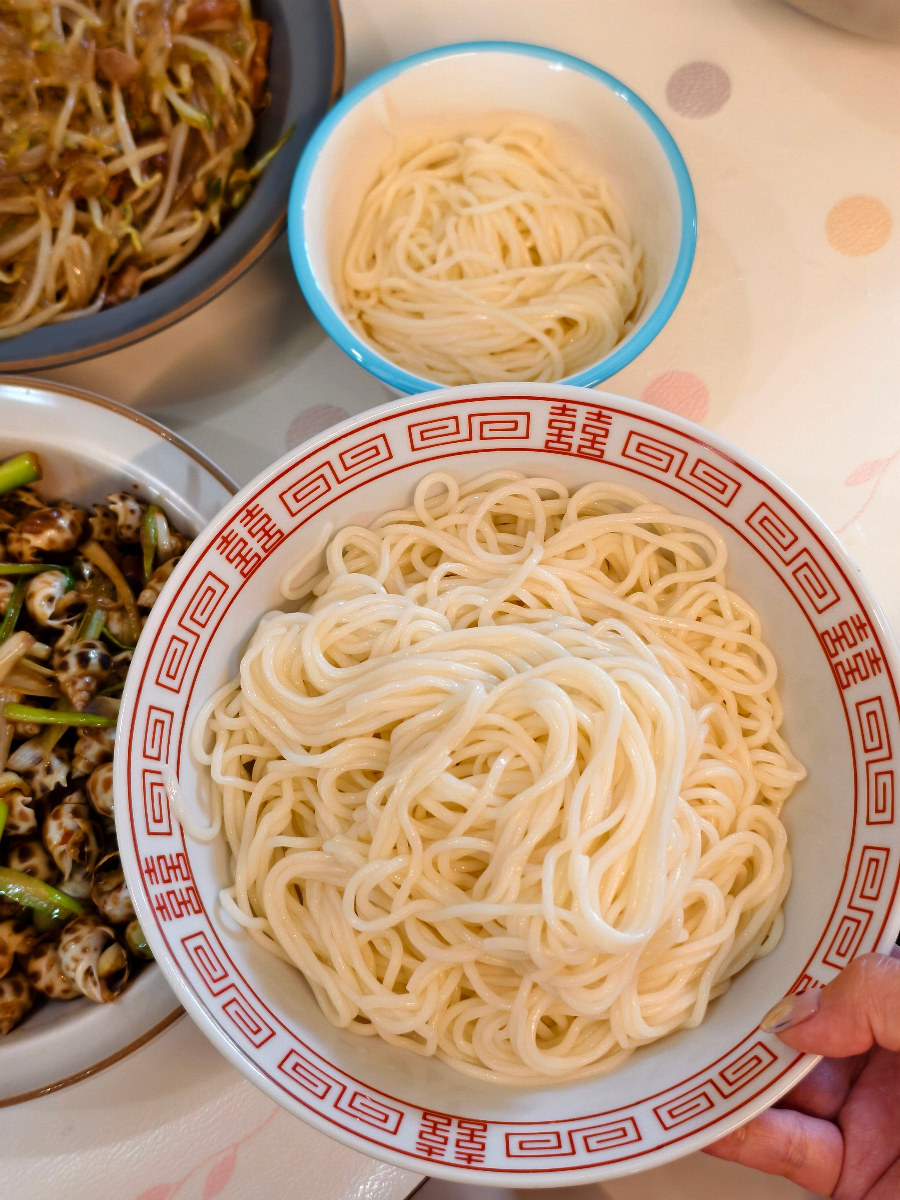 吃饭了，吃面条，阿姨做了两种卤。面条我就吃一口，上面碗是我的，下面盆是小虾的，结