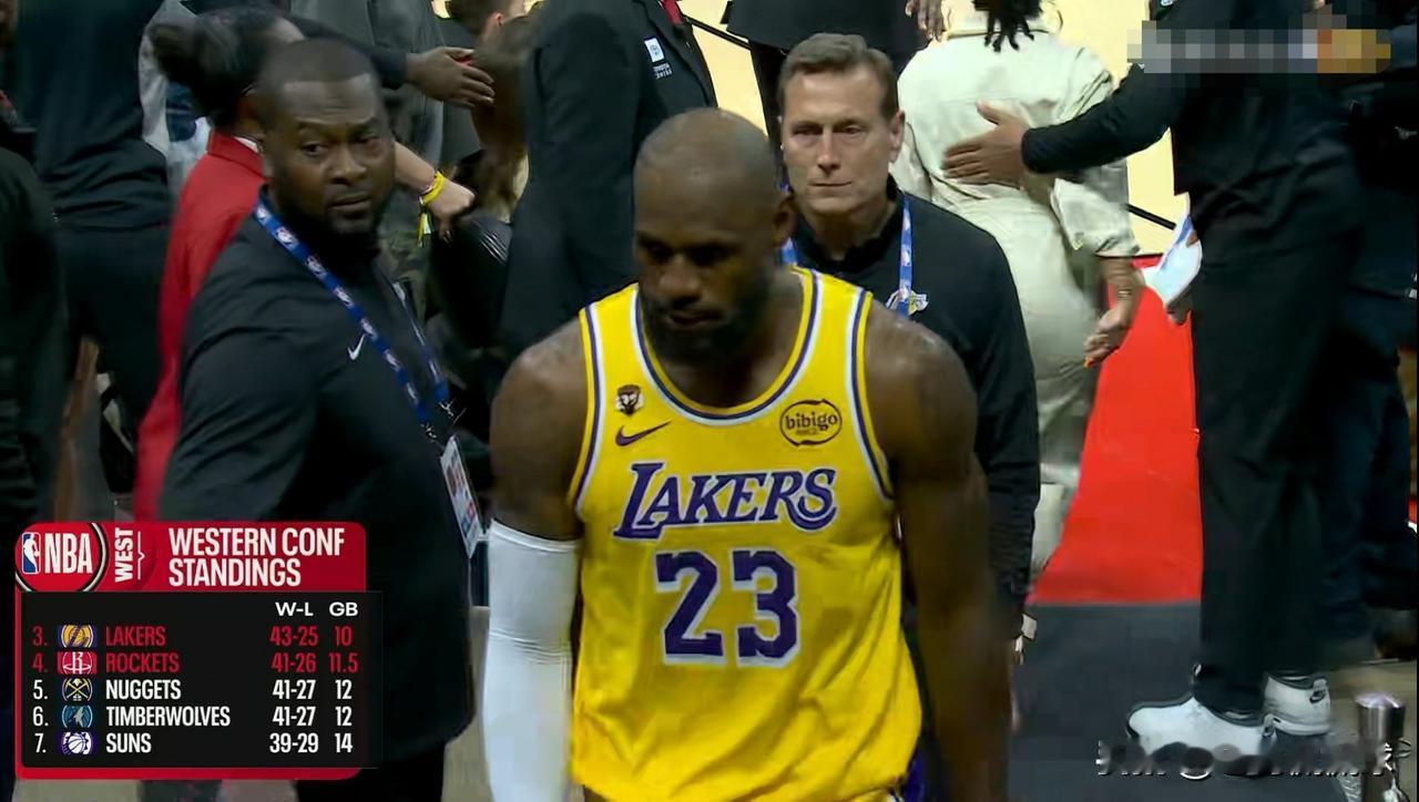 湖人超级球星詹姆斯真是太不正常了！今天湖人在客场以100：92力克火箭，豪取六连