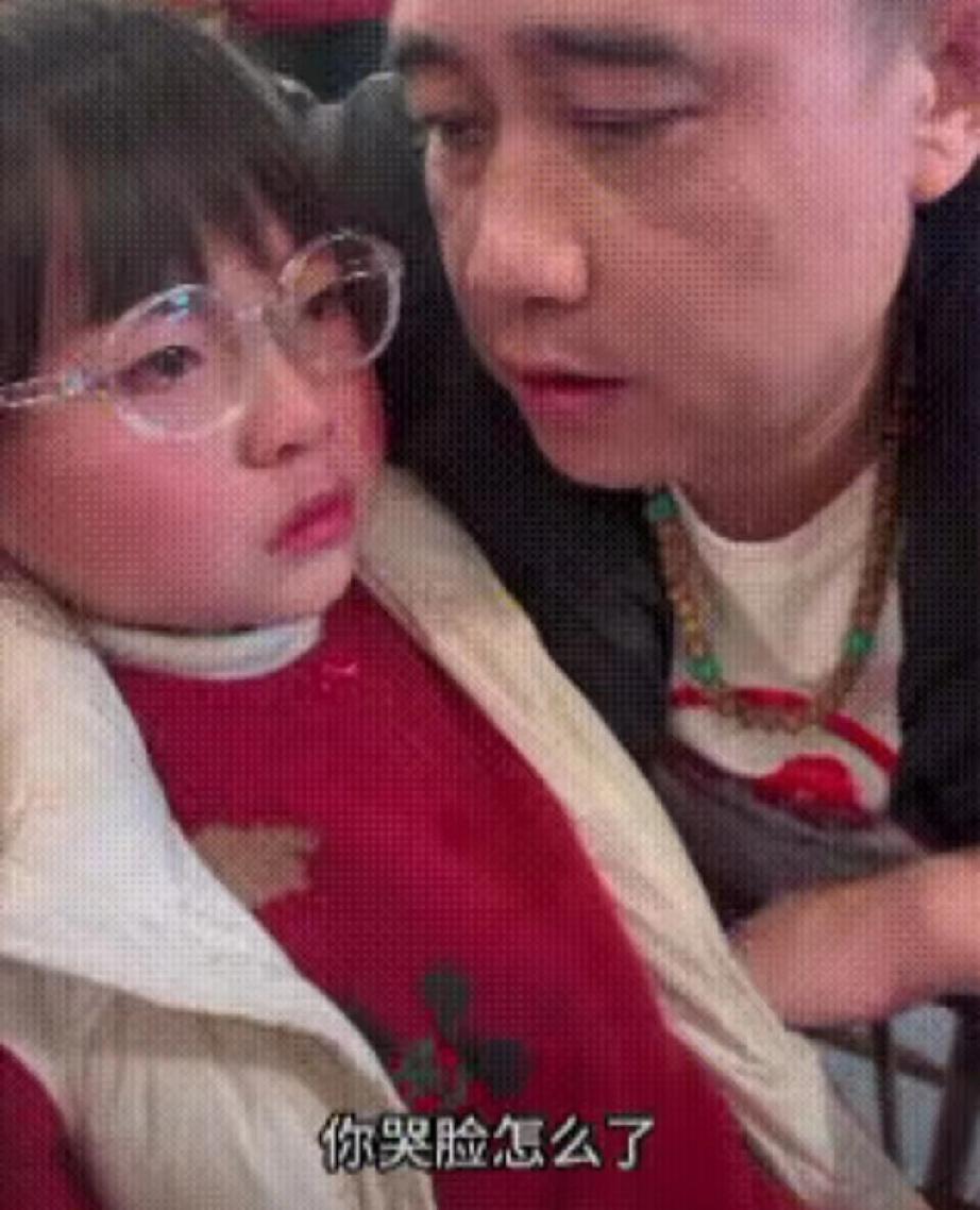 “泪目！”湖南一爸爸面对女儿受委屈大哭，他没有找家长，也没有找老师，爸爸的一番操
