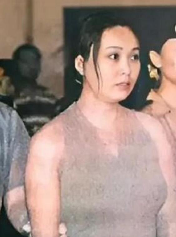 1999年，警方捣毁了位于北京亚运村“七号别墅”的特大“淫窝”。然而，组织者的身