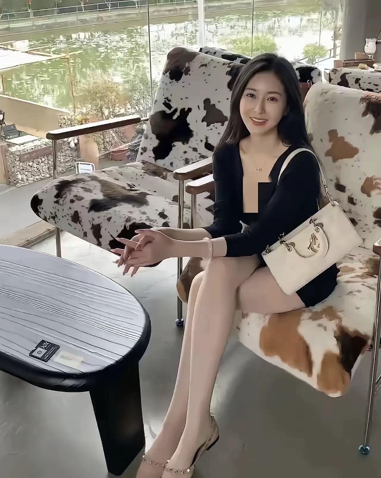 当初跟我老公相亲，他没看上我，但我看上他了，趁他回家还懵着，我就跟媒人说我看上他