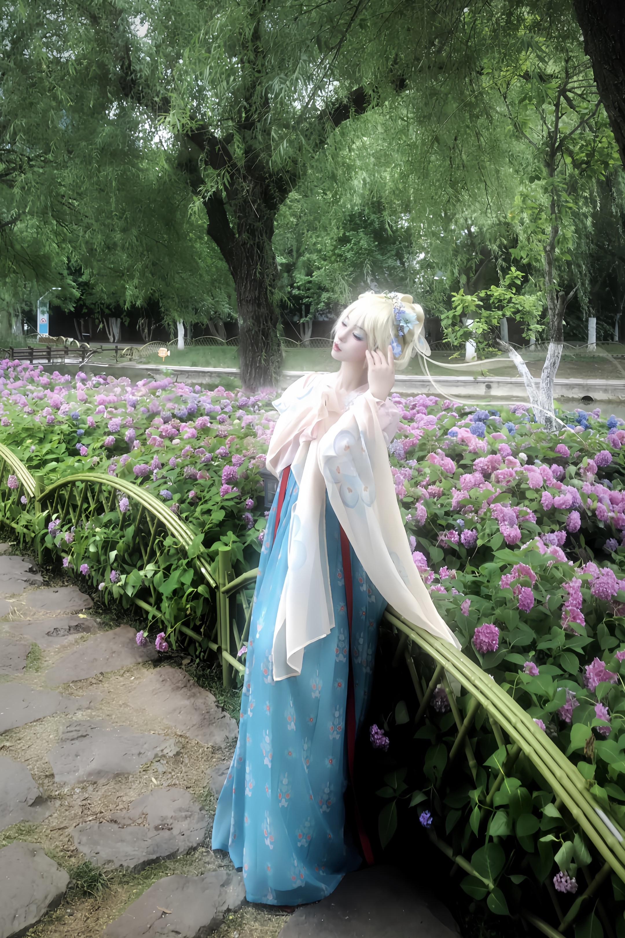 “你像一场大雨 淋湿我的眼睛”